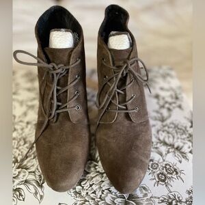 Bandolino US size 9.5 suede ankle boots